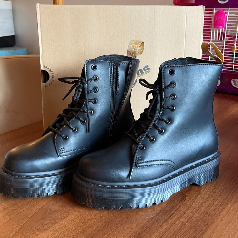 Dr. Martens V Jadon I’ll Mono Platform Boots